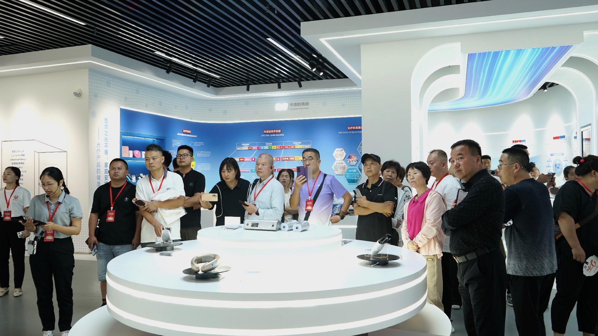展厅参观2.jpg